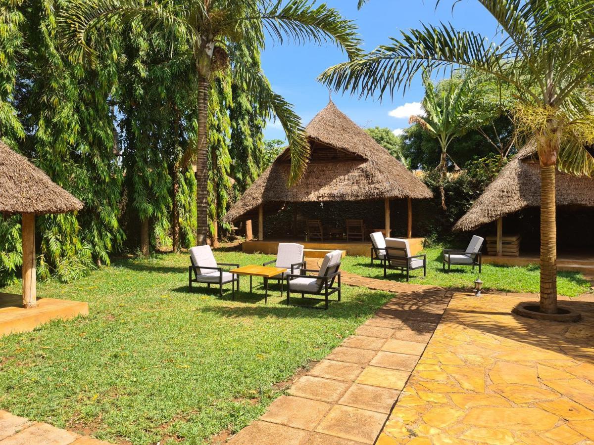 Honey Badger Lodge Moshi Bagian luar foto