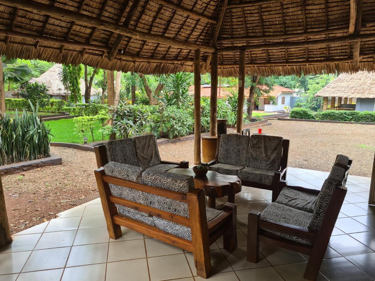 Honey Badger Lodge Moshi Bagian luar foto