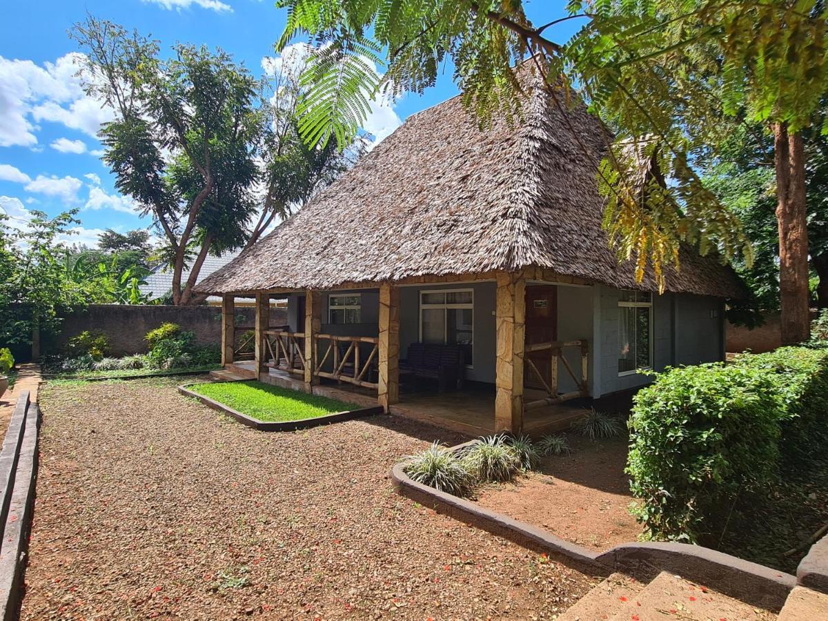 Honey Badger Lodge Moshi Bagian luar foto