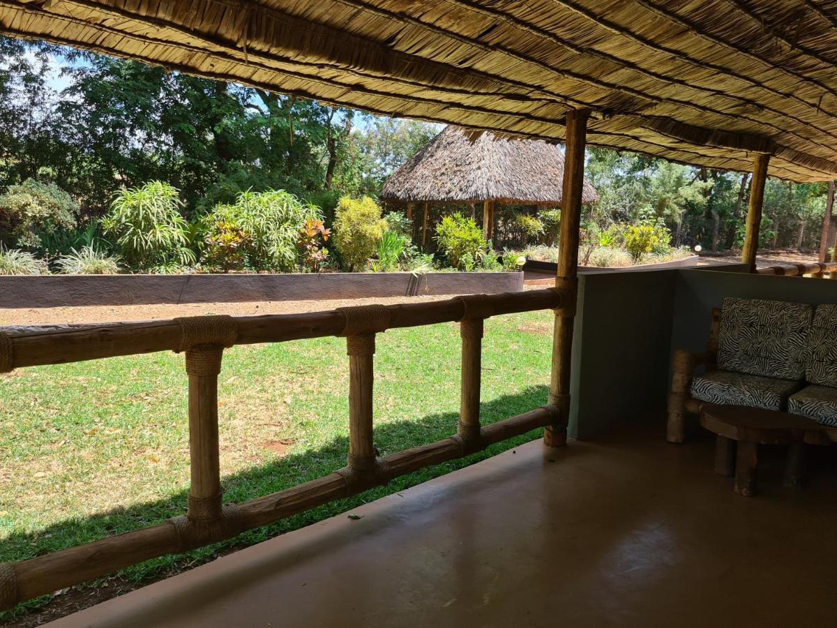 Honey Badger Lodge Moshi Bagian luar foto