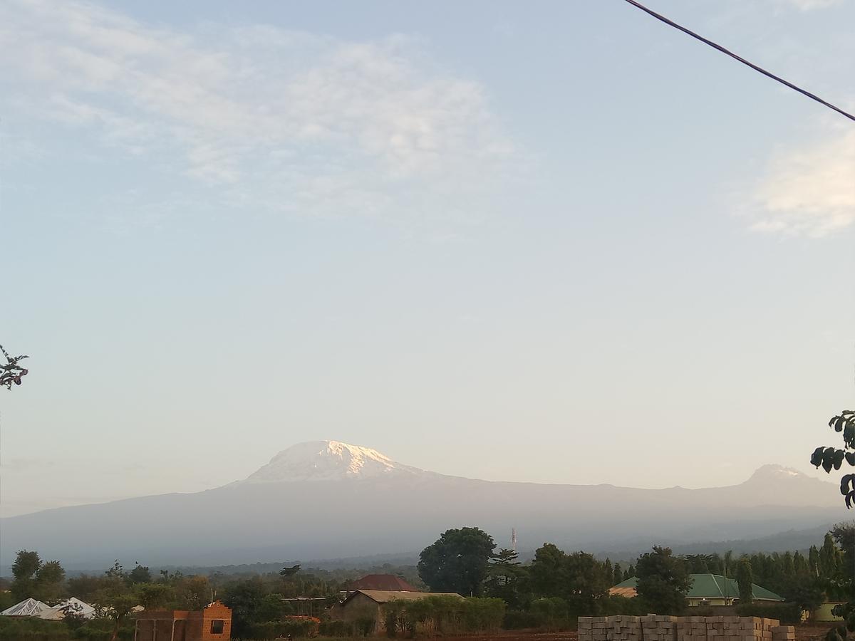 Honey Badger Lodge Moshi Bagian luar foto