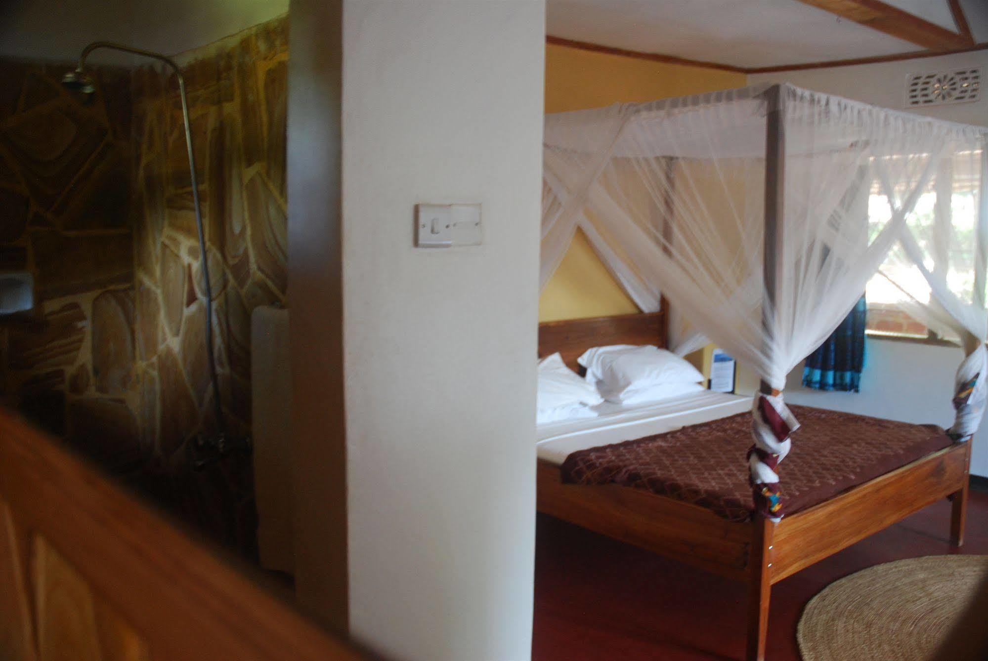 Honey Badger Lodge Moshi Bagian luar foto